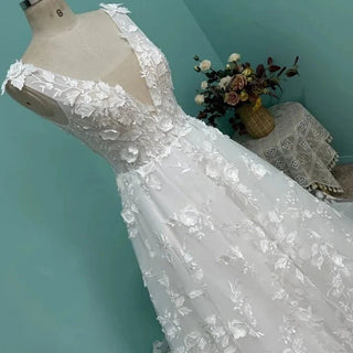 3D Flowers Lace Wedding Gown - Diva Melody