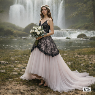 Vestido de novia con tirantes finos negros y superposición de encaje
