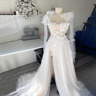 Vestido de novia playero con encaje de tul