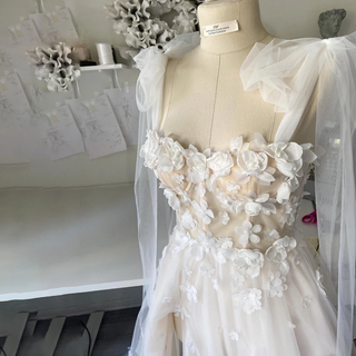 Vestido de novia playero con encaje de tul