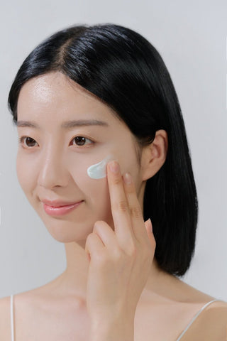 [Skin1004] Madagascar Centella Hyalu-Cica Water-Fit Sun Serum 50ml - Diva Melody